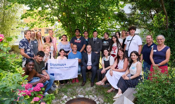 00_Titelbild_Gruppenbild_zam_jugend_trifft_politik_assitej_23.06.2026.jpg